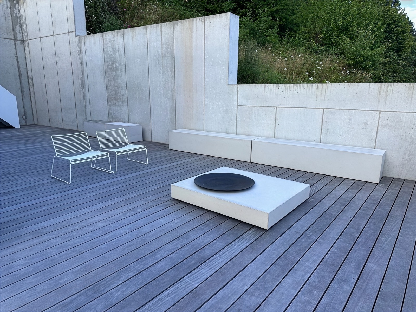 Betonmöbel in einer privaten Außenanlage.
